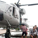 Srinagar: Soldiers shun guns to help locals during floods