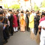 Yogi Adityanath Picks Up Broom, Kick-Starts Clean Uttar Pradesh Mission